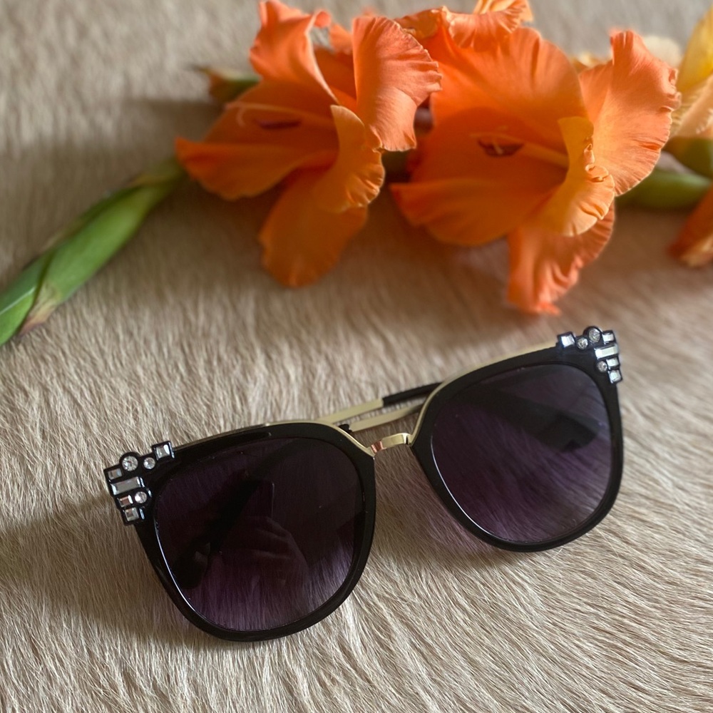 ✨FINAL SALE✨FENDI jeweled sunglasses